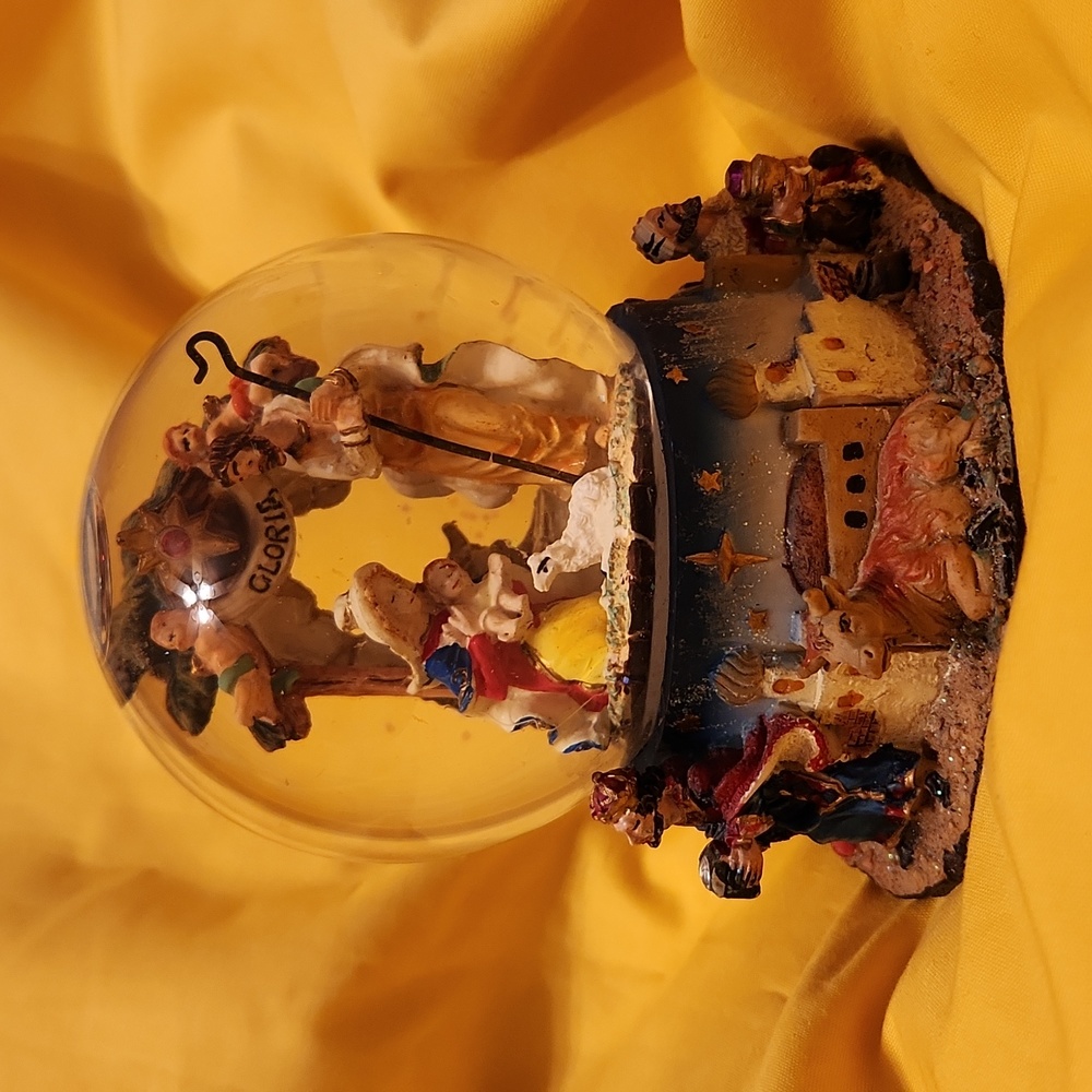 Vintage Nativity Waterglobe